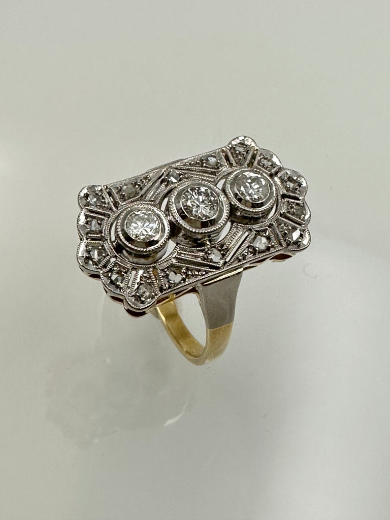 Traumhafter Art Déco Ring mit Diamanten